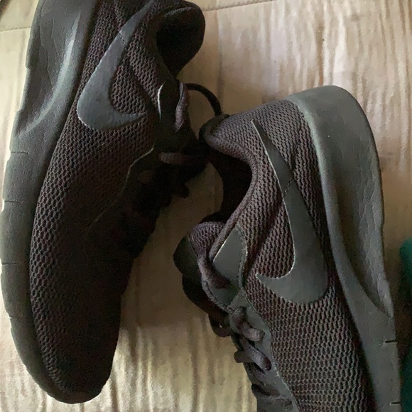 Used black nikes - Picture 2 of 3